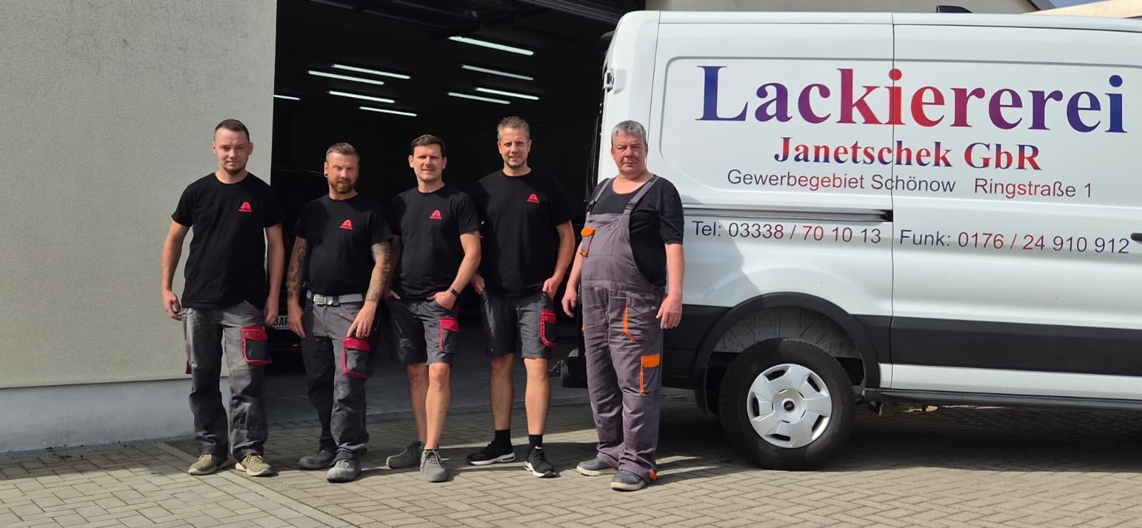 Das Team der Lackiererei Janetschek vor dem beschrifteten Firmentransporter im Gewerbegebiet Schönow